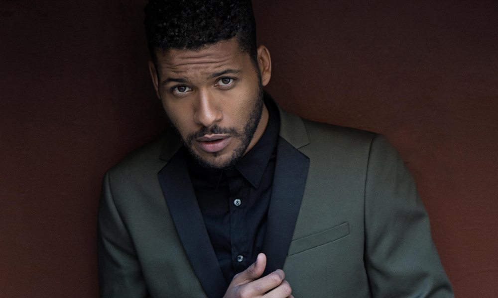 Jeffrey Bowyer-Chapman divulga foto lendo totalmente pelado no sol