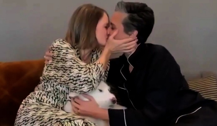 Jodie Foster beija a esposa Alexandra Hedison ao vencer o Globo de Ouro de melhor atriz coadjuvante