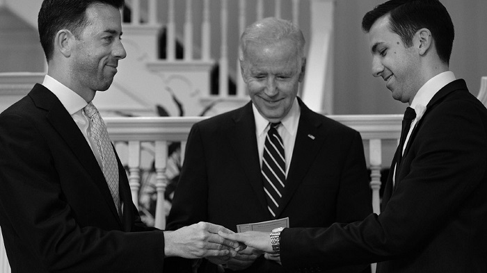 Joe Biden casa casal gay na Casa Branca