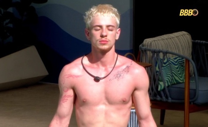 Juliano Floss acorda com beijo gay