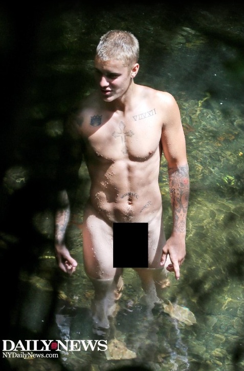 Justin Bieber é flagrado pelado em férias no Havaí