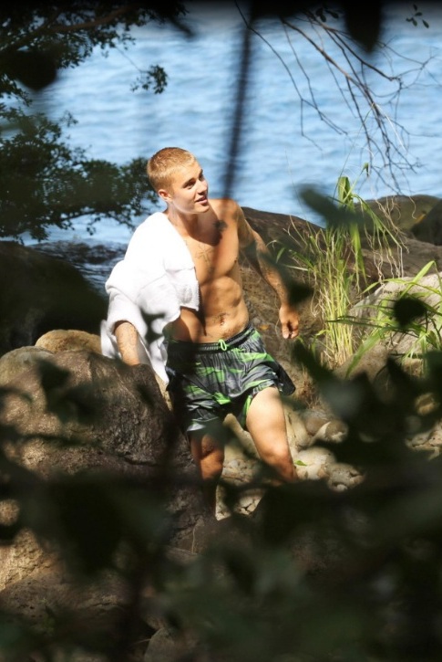 Justin Bieber é flagrado pelado em férias no Havaí