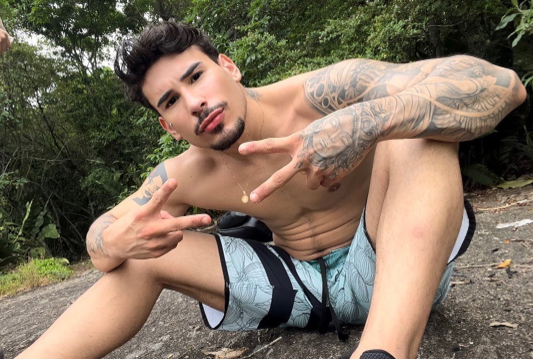 Ator de pornô gay Kleber Alvarenga é internado por vício em drogas