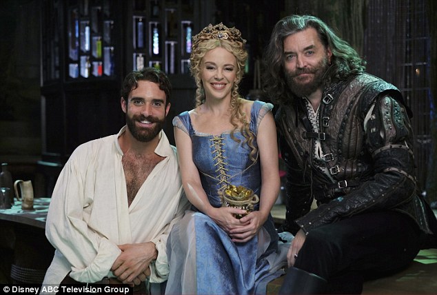 Kylie Minogue e Joshua Sasse nos bastidores de Galavant