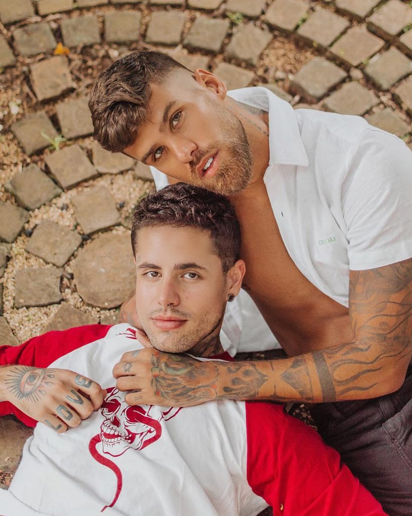 Leandro Buenno, cantor gay fala que tem HIV e do casamento adiado com Rodrigo Malafaia