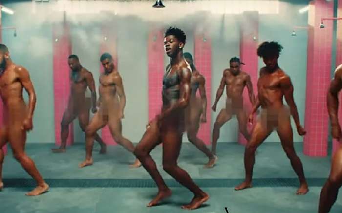 Rapper gay Lil Nas X dança pelado com presos pelados em clipe novo