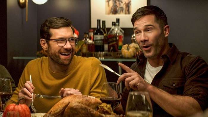 Billy Eichner e Luke Macfarlane vivem romance gay no filme Mais que Amigos, Friends