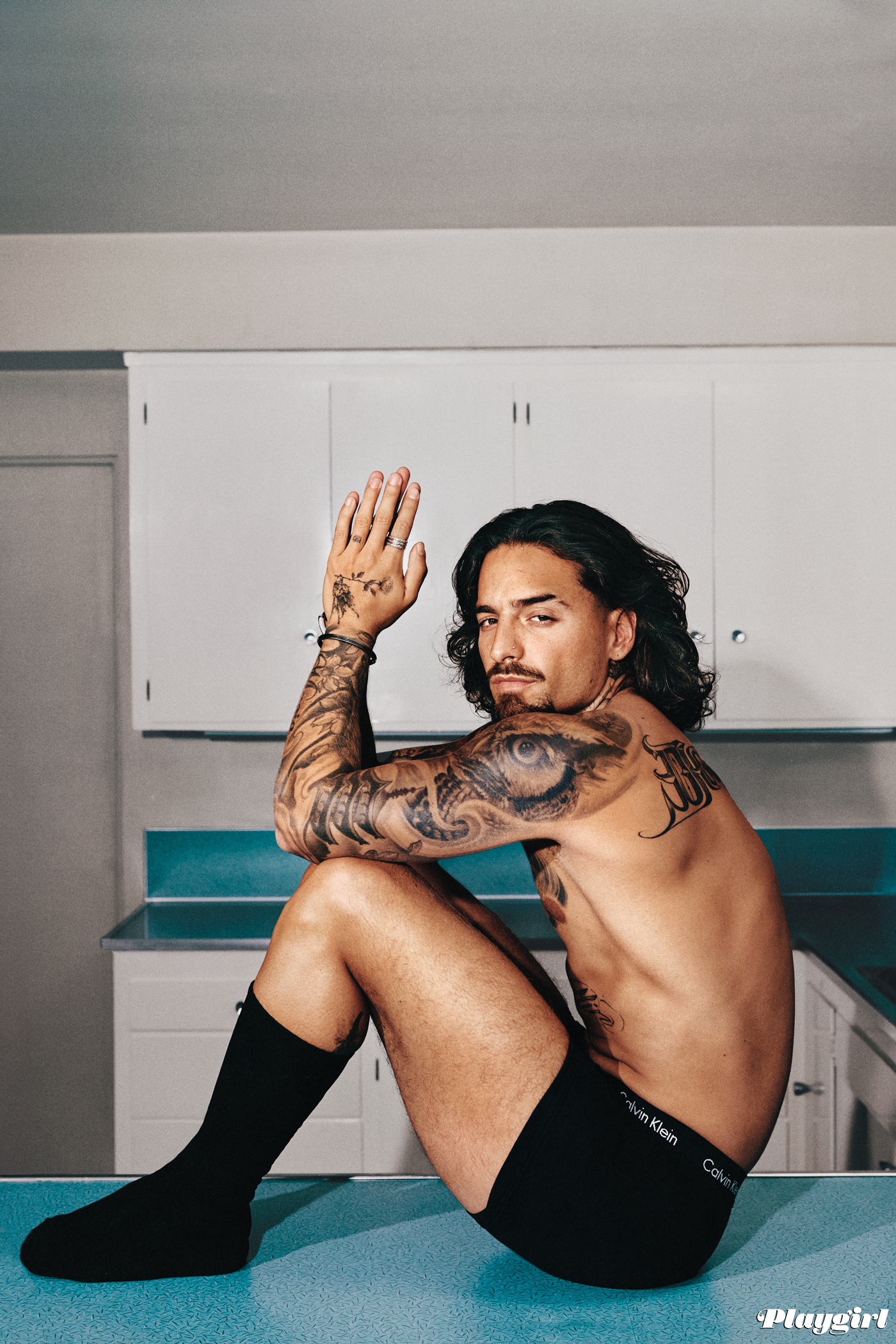 Maluma posa mostrando corpo sarado para revista