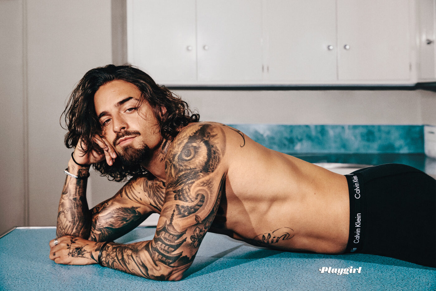 Maluma posa mostrando corpo sarado para revista