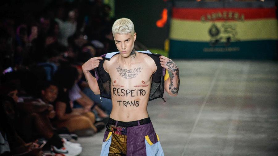 Modelo transexual Sam Porto exibe protesto no peito durante a São Paulo Fashion Week
