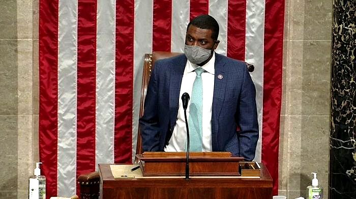 Mondaire Jones: é primeiro deputado gay e negro a presidir sessão no Congresso norte-americano