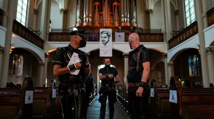 Recital gay leather em igreja evangélica de Berlim