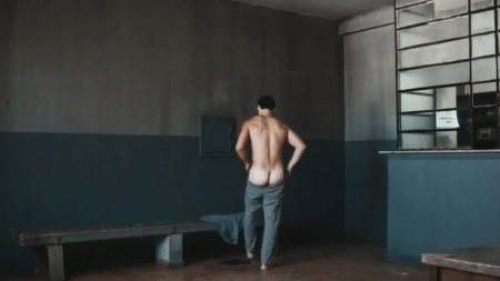 Nicolas Prattes: ator mostra a bunda pelado em Todas as Flores