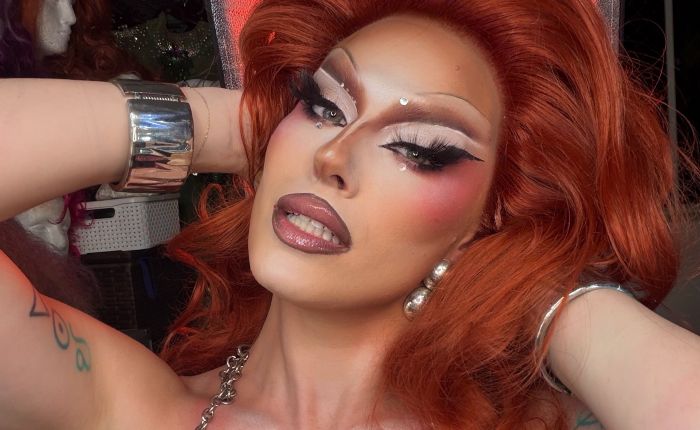 Drag queen Jasmine Kennedie (EUA) vem a BH na Wig Party