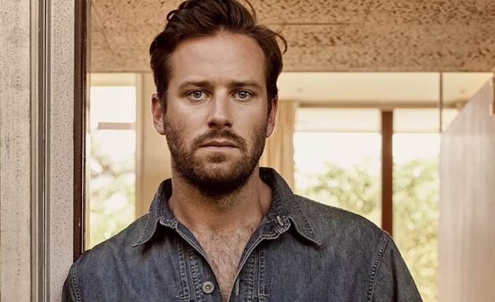 Armie Hammer revela que tentou sair com gays