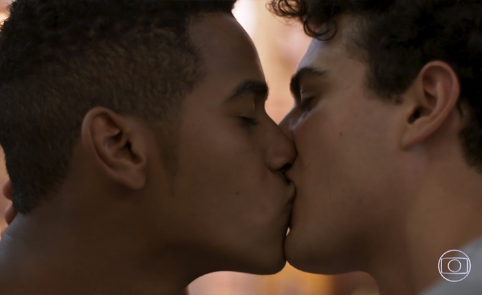 Ator revela ter dado cinco beijos gays vetados em 'Malhação'