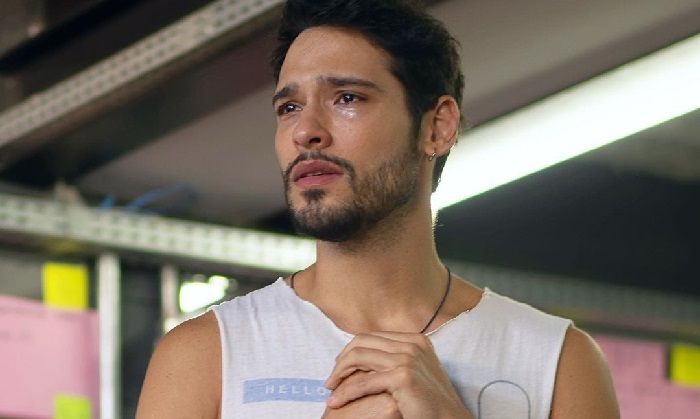 Bruno Fagundes diz que apanhou de skinheads por ser gay