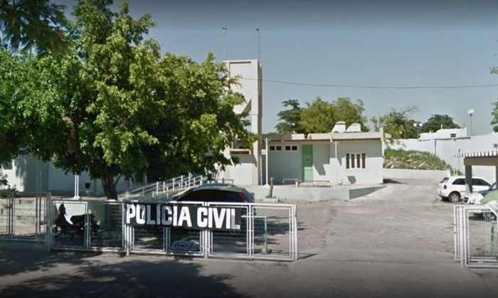 Mulher xinga jovem de 'gayzinho de merda' e joga carrinho nele