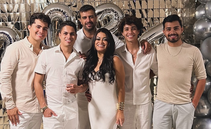 Cantora gospel desabafa após 3 filhos se assumirem gays