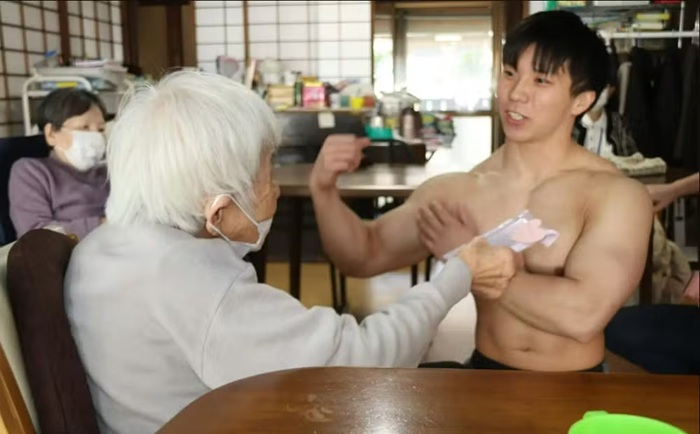 Fisiculturistas viram cuidadores de idosos no Japão