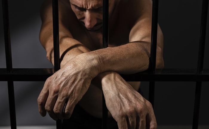 Americano é sequestrado e obrigado a fazer programas com homens