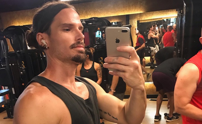 Jônatas Faro se assume bissexual em A Fazenda