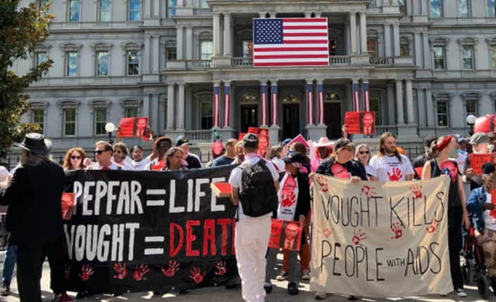 Ativistas são presos em protesto pelo corte de verbas para HIV