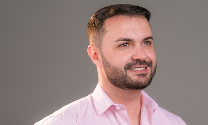 Prefeito gay reeleito reclama da falta de apoio da esquerda