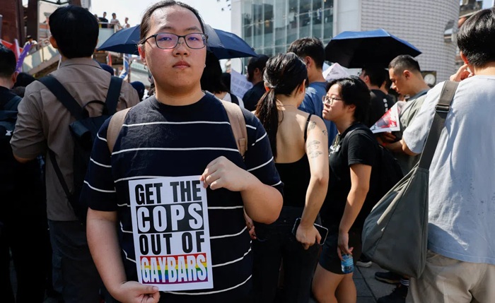 51 homens são presos por tirar a camisa em balada gay