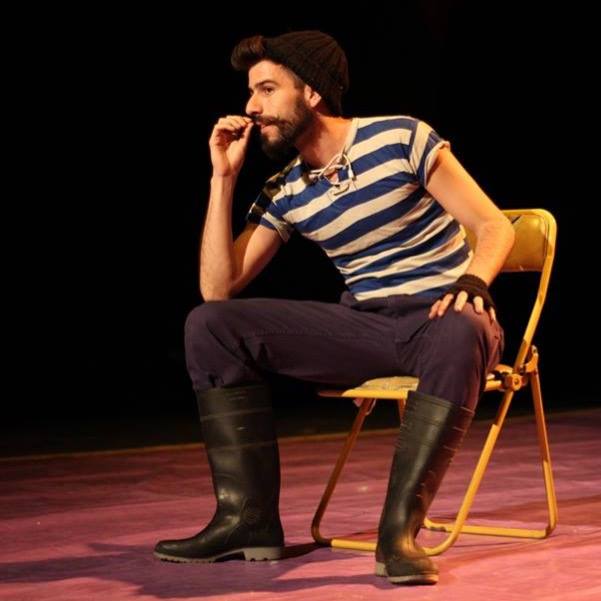 O professor, ator e bailarino argentino Lucas Martinelli na performance 'Vivita'