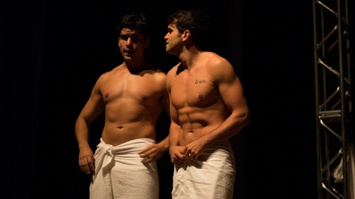 Bruno Alba e Kainan Ferraz: atores vivem prostitutos gays na peça Os Rapazes da Rua Augusta