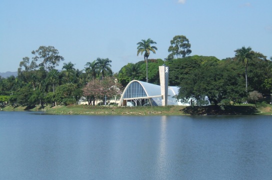 Lagoa da Pampulha fica junto a belos prédios projetados por Niemeyer