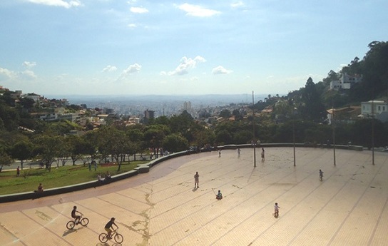 Conhecido como Praça do Papa, local proporciona vista famosa de BH