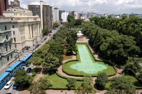 Arte e natureza se aliam na Praça da Liberdade