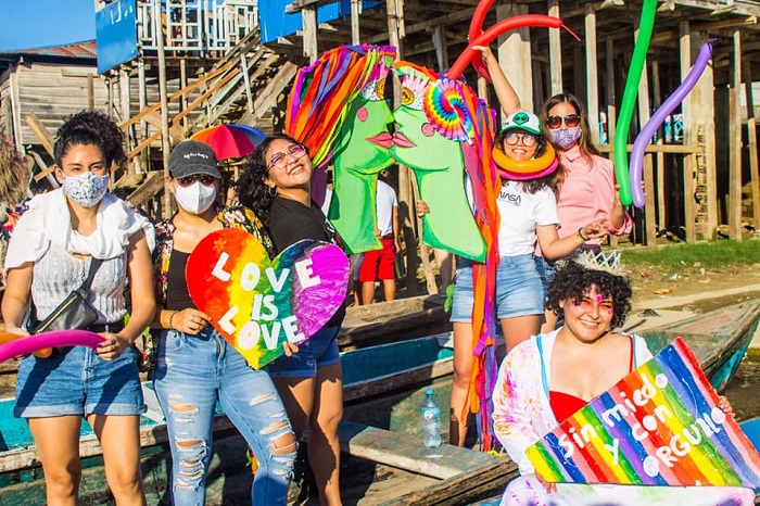 Parada LGBT de Iquitos, no Peru, é realizada sob as águas