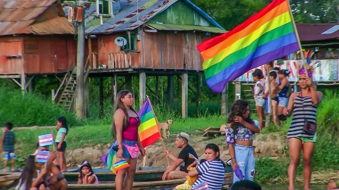 Parada LGBT de Iquitos, no Peru, é realizada sob as águas