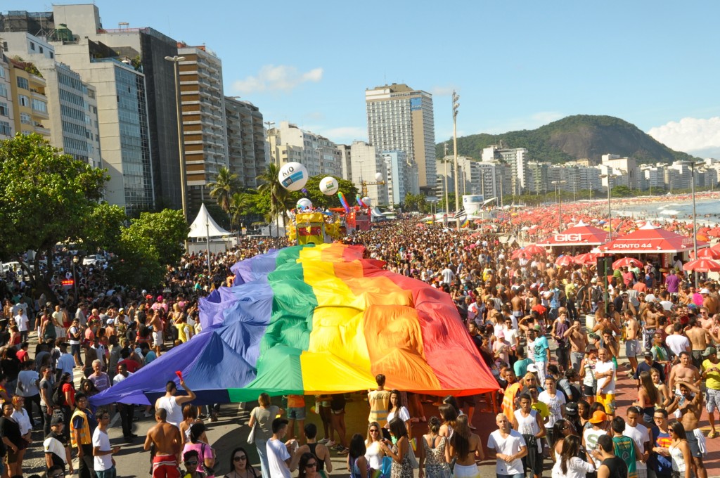 Pesquisa diz que dois terços do brasileiros acham que gays devem ser aceitos.