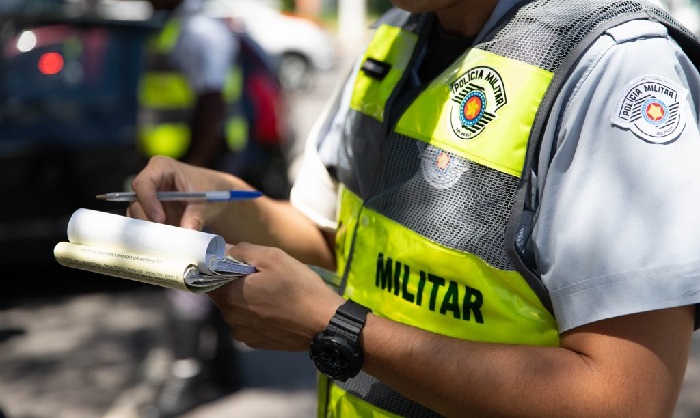 Policial militar de São Paulo rasga RG de transexual e escreve 'boiola'