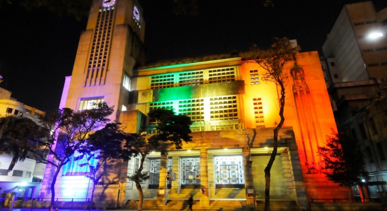 Prefeitura de BH se ilumina com as cores do orgulho LGBT