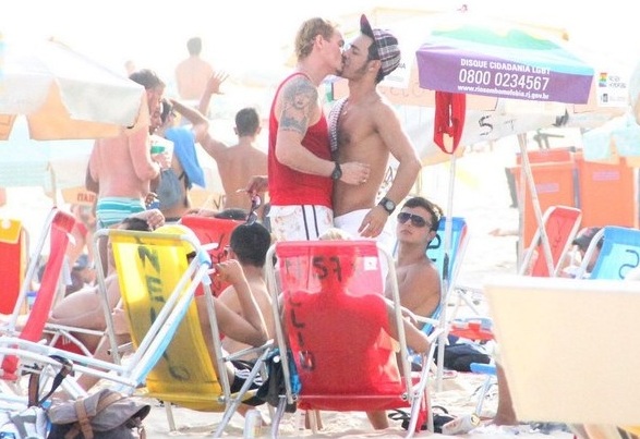 Ricky Vallen troca beijos com rapaz em Ipanema