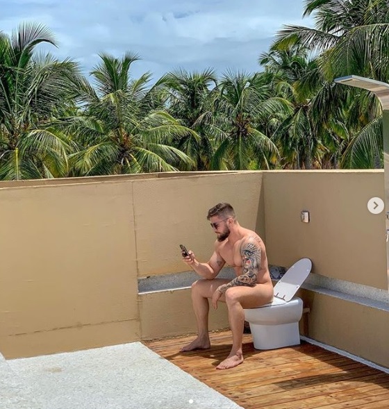 Rodrigo Godoy, marido de Preta Gil, posta foto pelado sentado no vaso sanitário