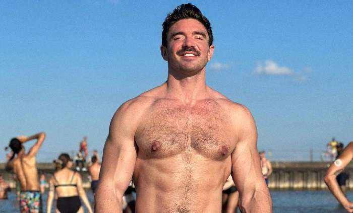 Steve Grand mostra que usa castidade por baixo da sunga