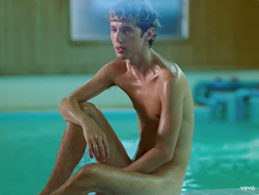 Troye Sivan aparece pelado em clipe