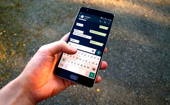 Mulher é condenada por xingar gay em grupo de WhatsApp