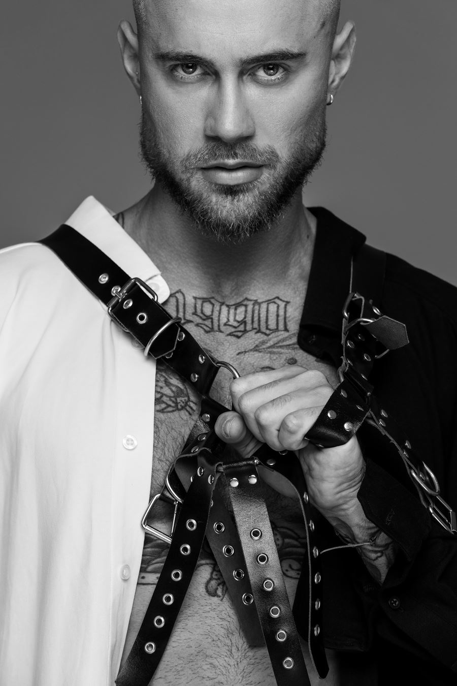 Peladão, ex-A Fazenda bombeiro da Eliana Yuri Bonotto faz ensaio nu