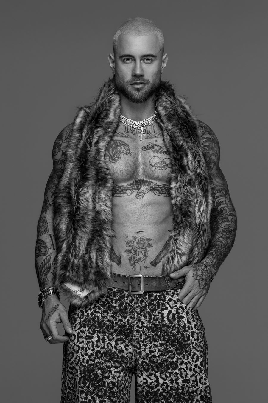 Peladão, ex-A Fazenda bombeiro da Eliana Yuri Bonotto faz ensaio nu