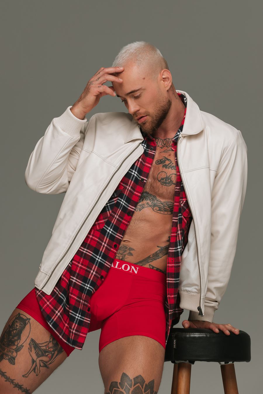 Peladão, ex-A Fazenda bombeiro da Eliana Yuri Bonotto faz ensaio nu