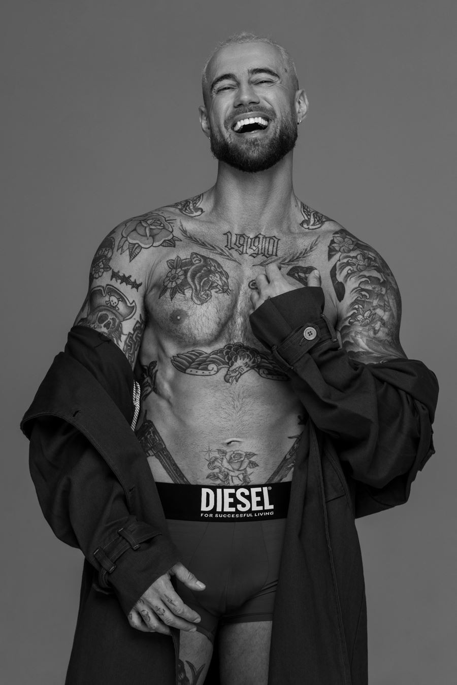 Peladão, ex-A Fazenda bombeiro da Eliana Yuri Bonotto faz ensaio nu