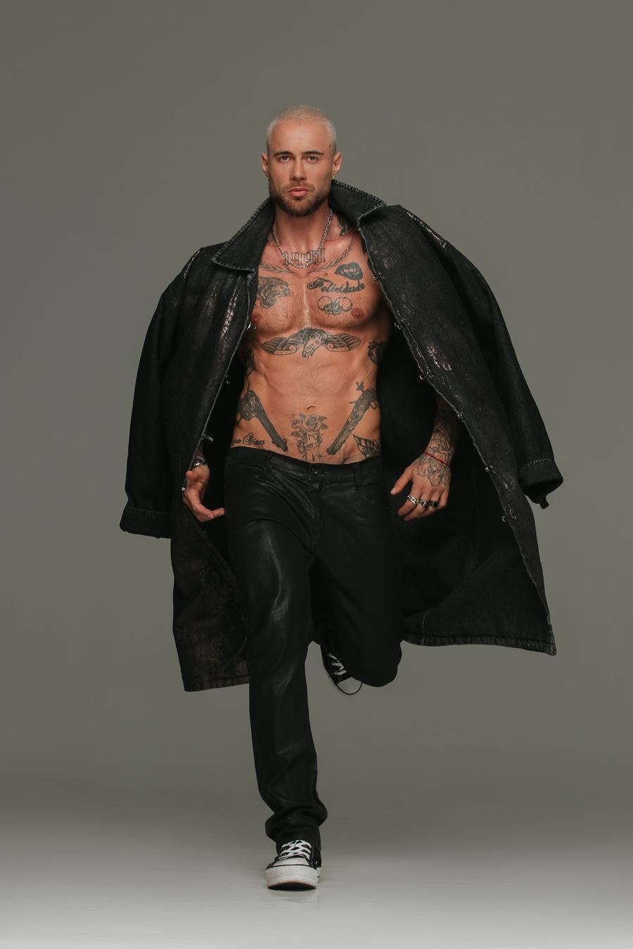 Peladão, ex-A Fazenda bombeiro da Eliana Yuri Bonotto faz ensaio nu