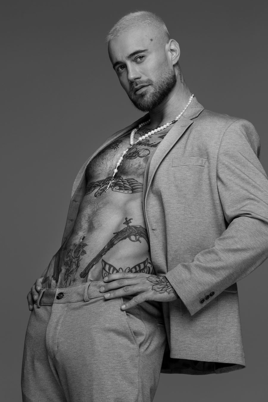 Peladão, ex-A Fazenda bombeiro da Eliana Yuri Bonotto faz ensaio nu